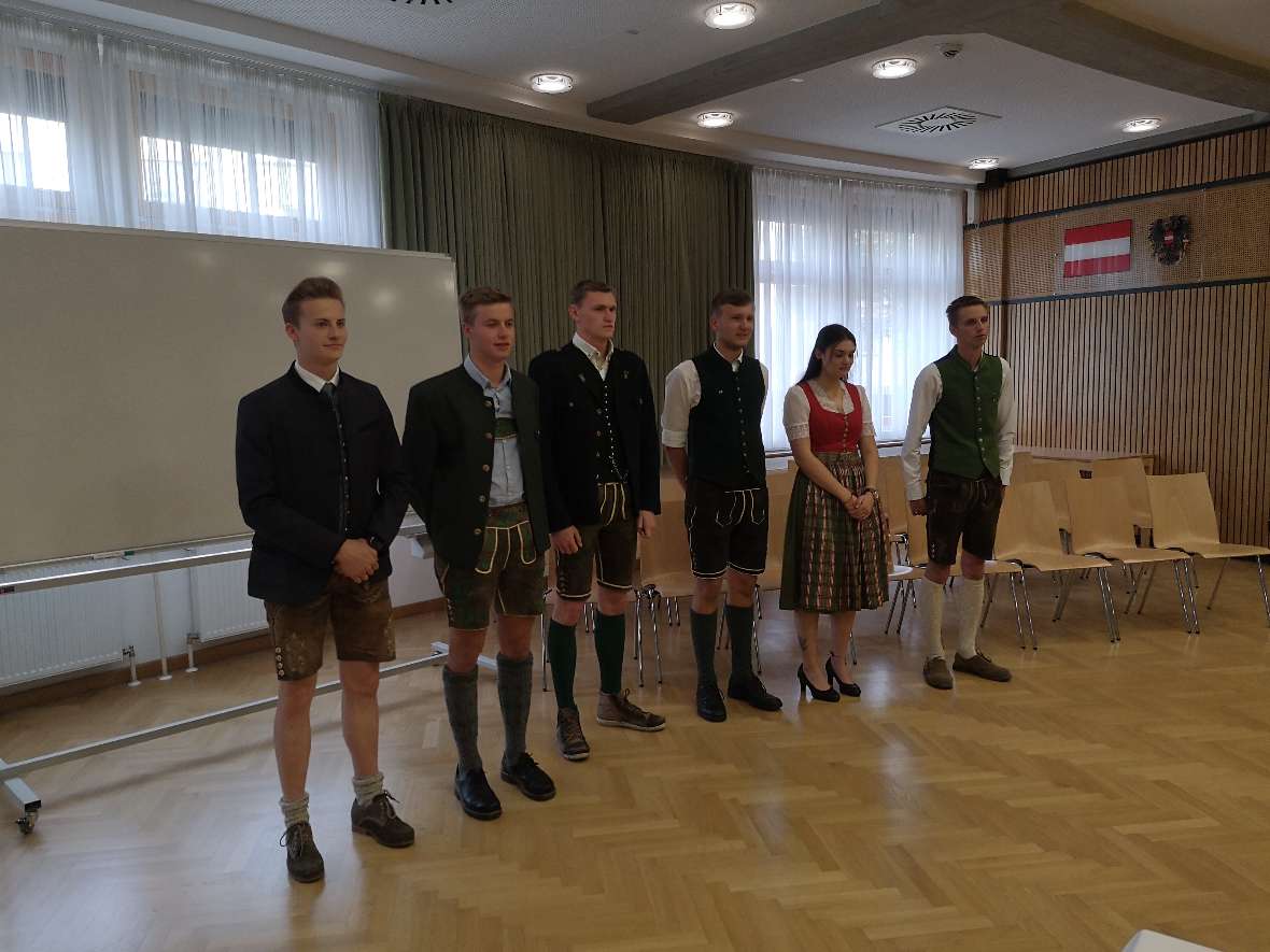 Schülergruppe in Tracht