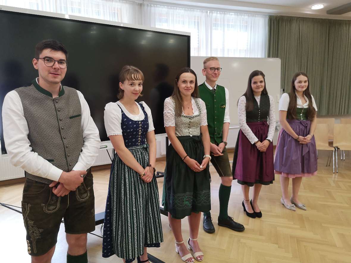 Schülergruppe in Tracht