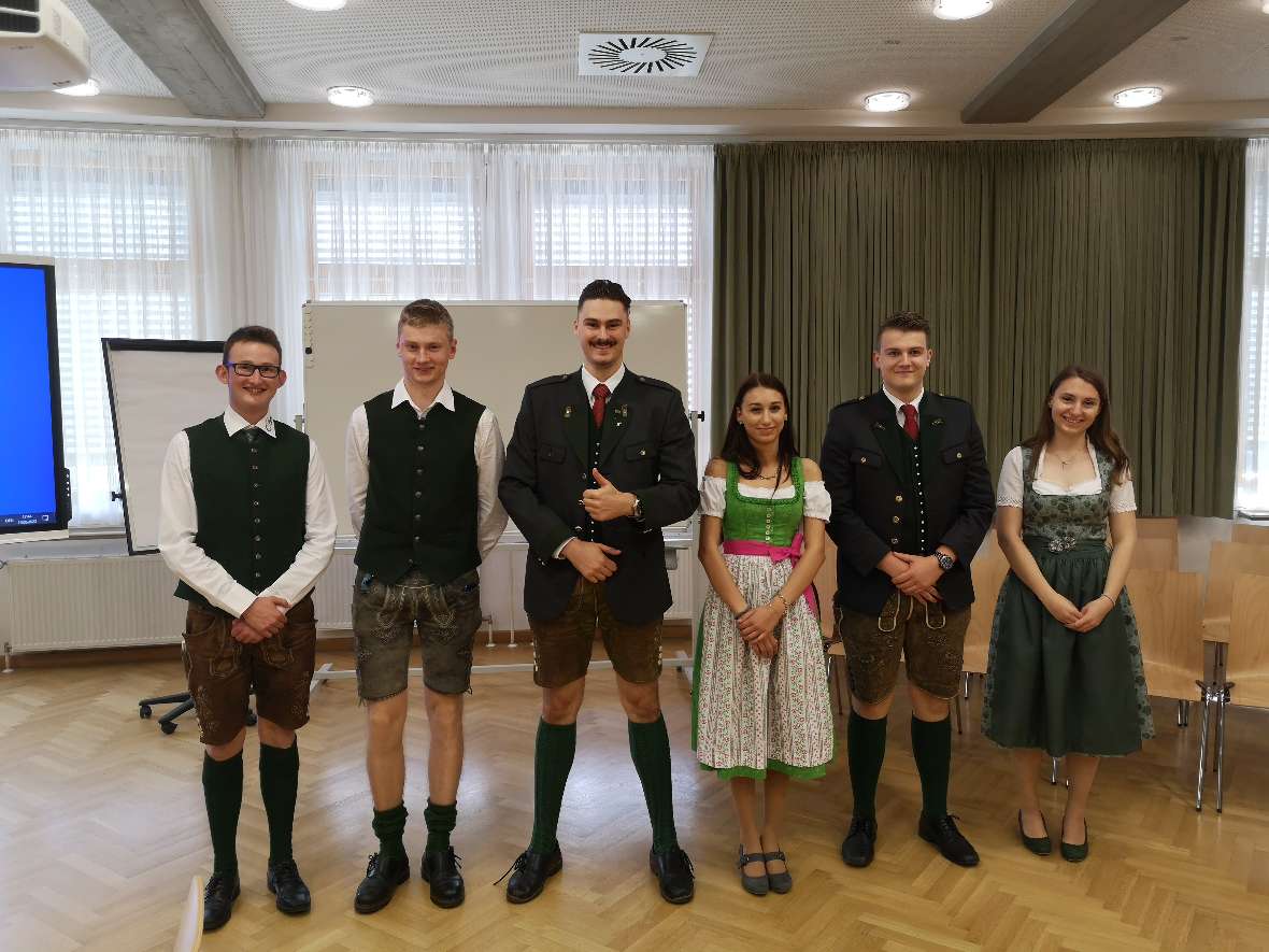 Schülergruppe in Tracht