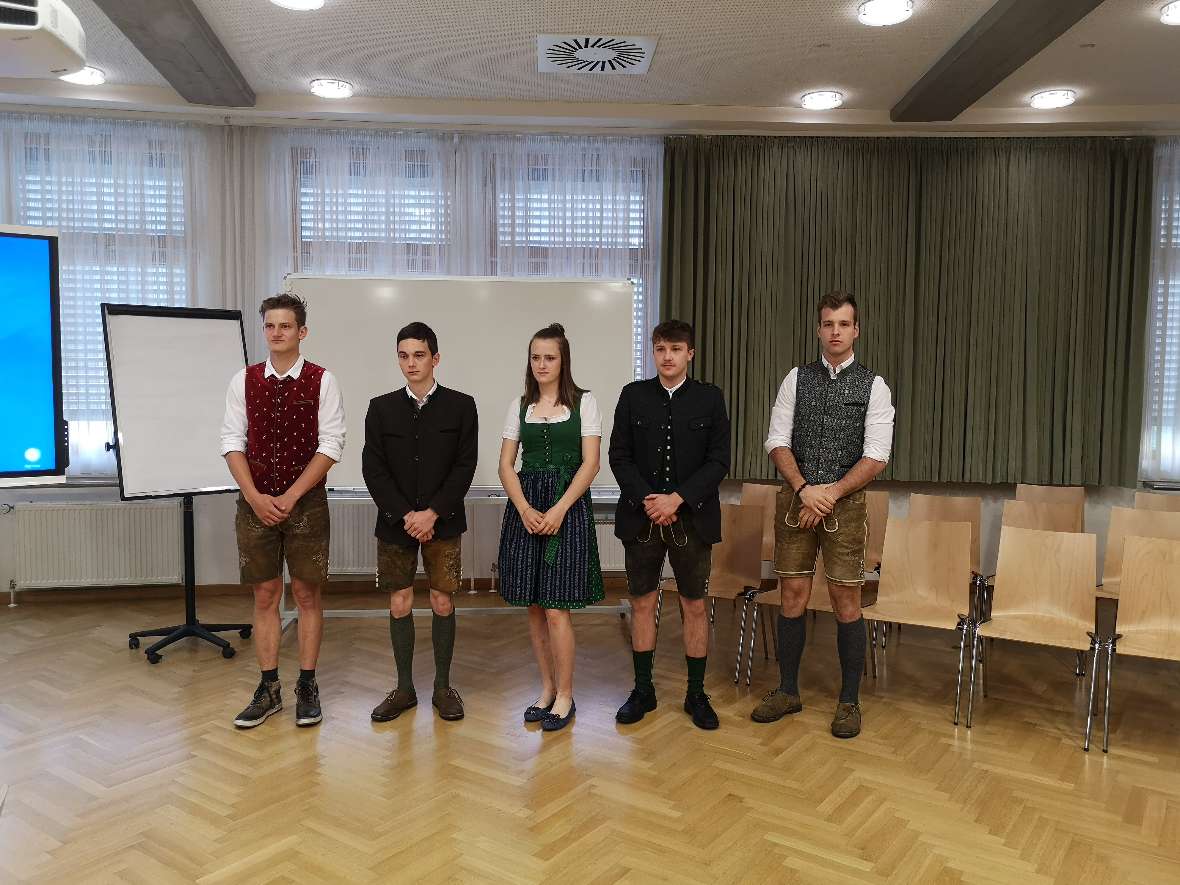 Schülergruppe in Tracht