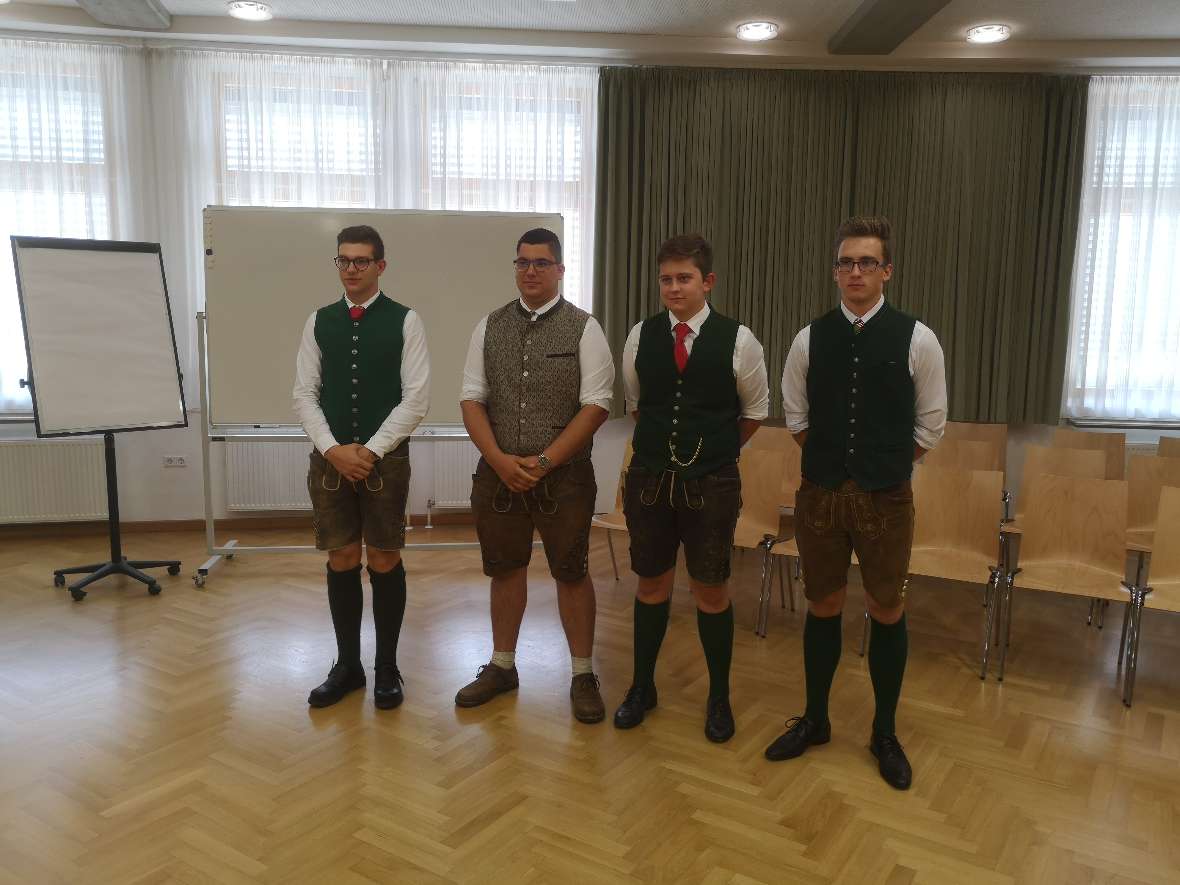 Schülergruppe in Tracht