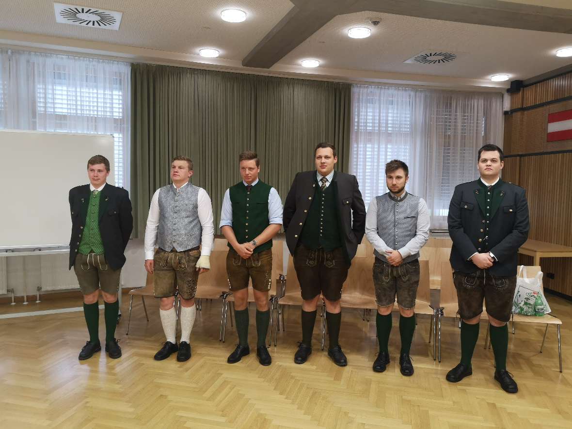 Schülergruppe in Tracht