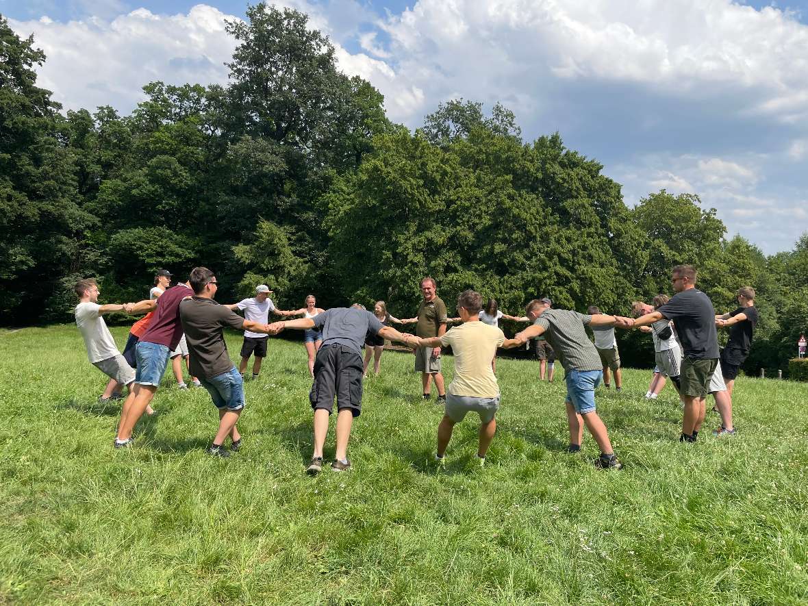 Ein pädagogisches Spiel in Bewegung auf einer Wiese