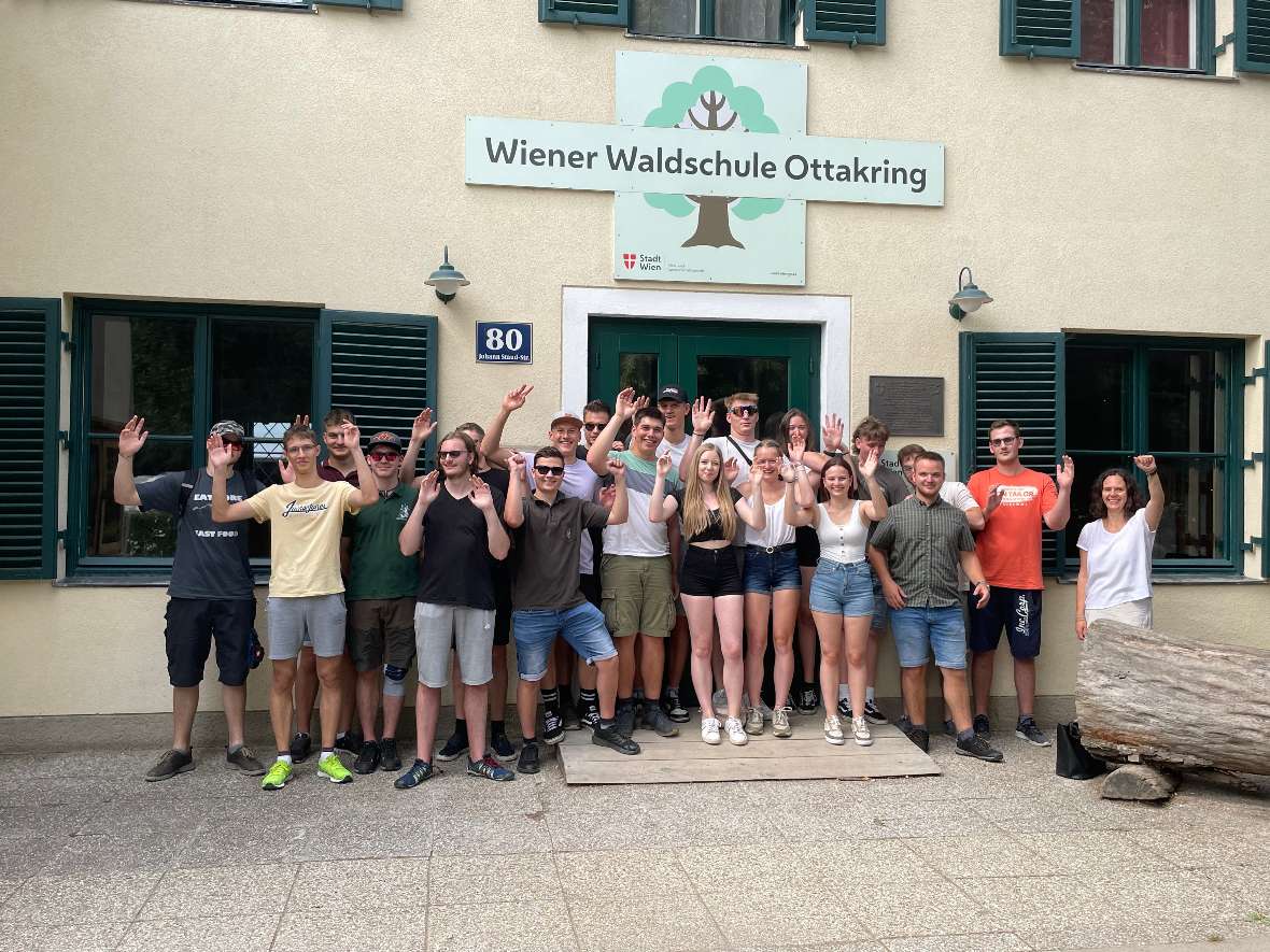 Die vier A vor der Waldschule in Ottakring