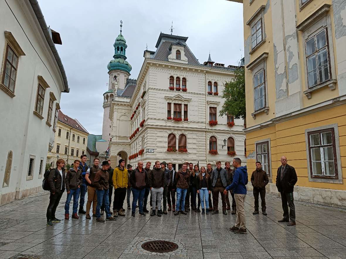 Klasse in einer Gasse in einer ungarischen Stadt