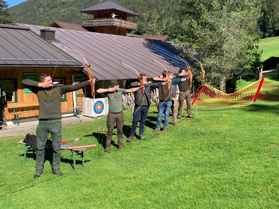 Gruppe von Bogenschützen mit gespanntem Bogen