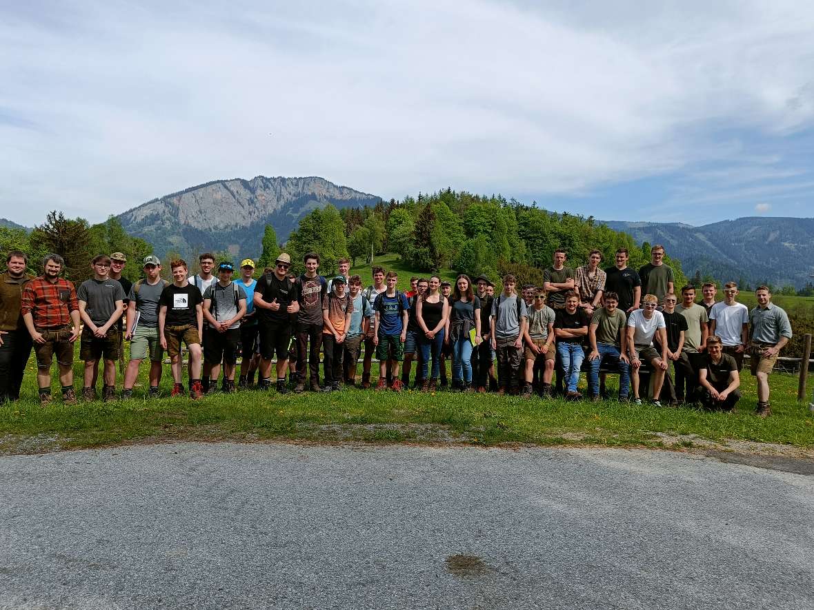 Alle Schülerinnen und Schüler auf einem Bild