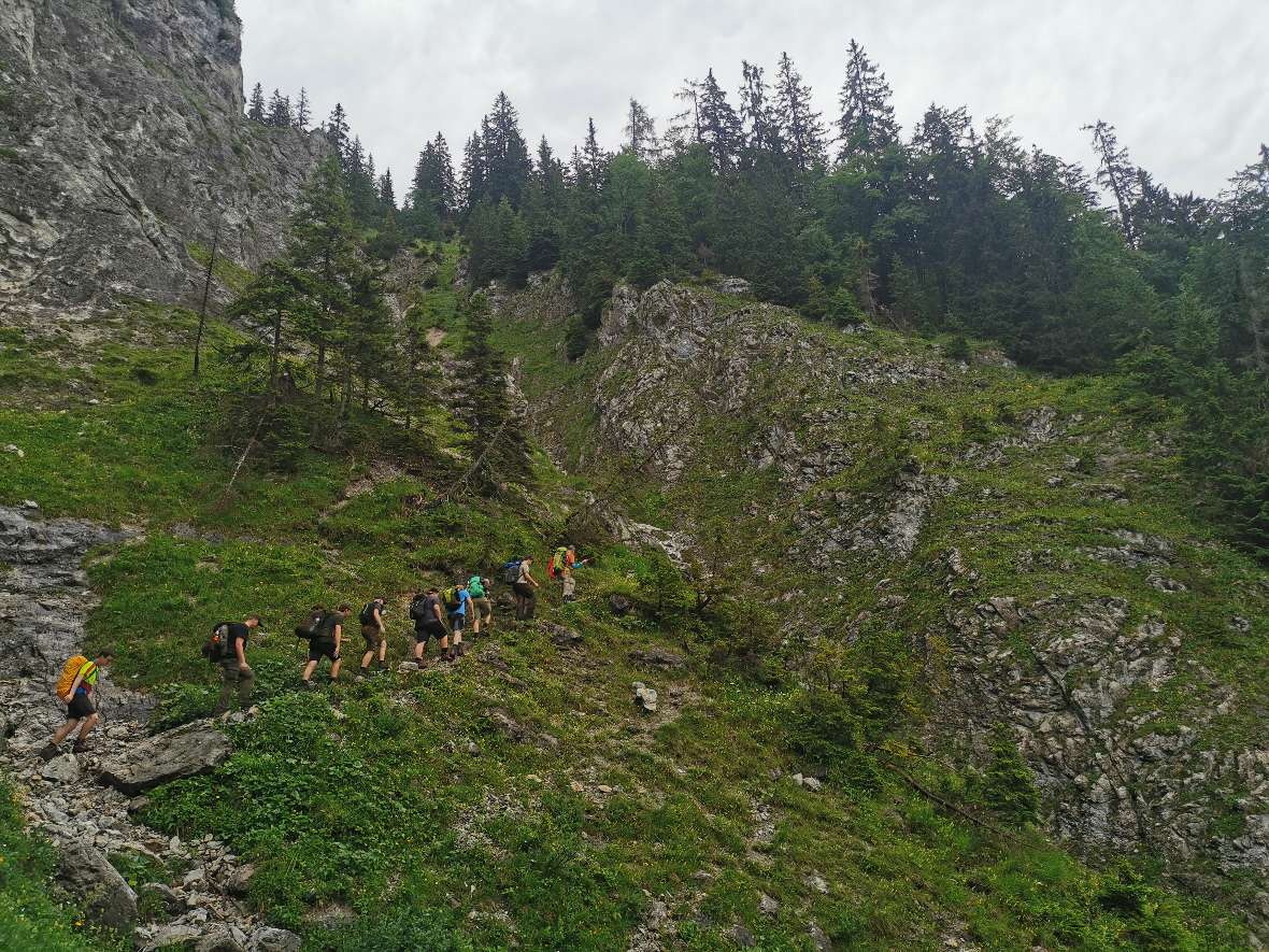 Berghang mit wandernder Gruppe