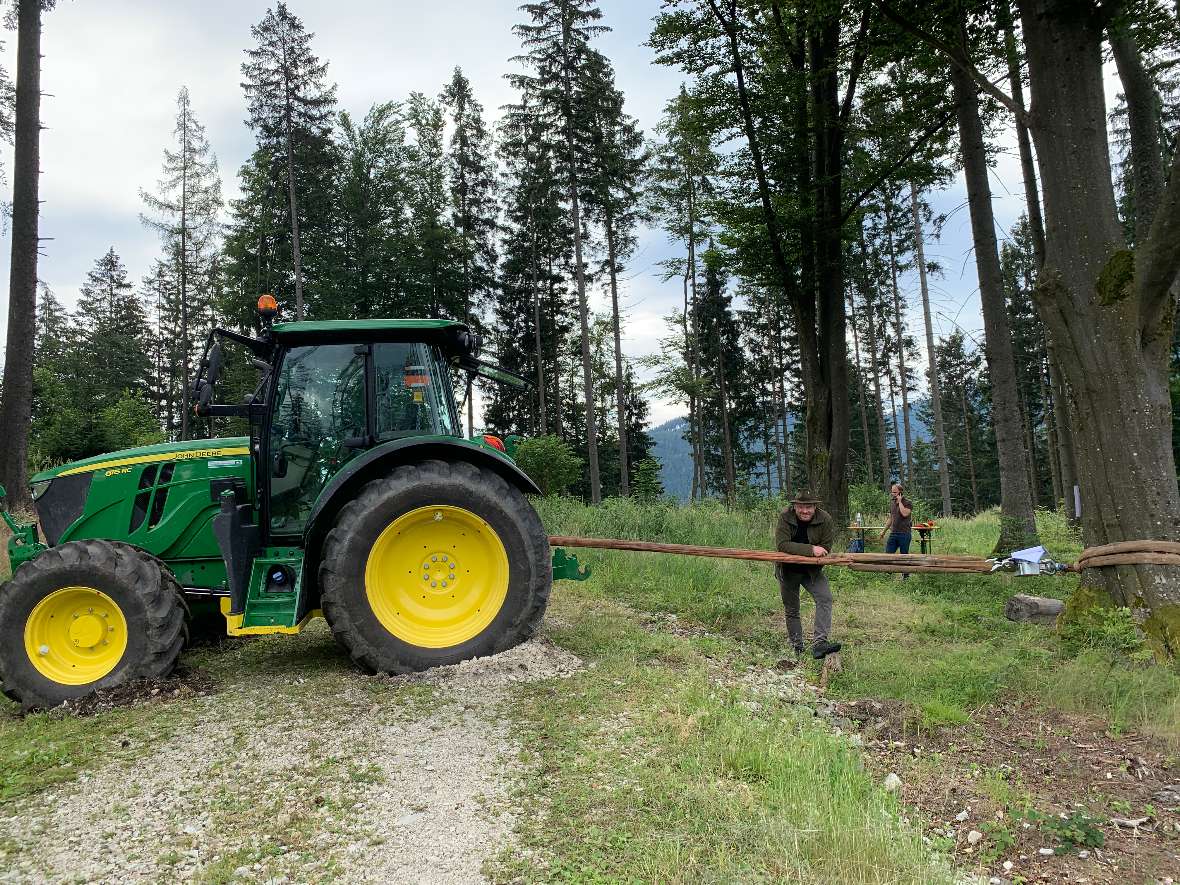 Lehrer auf Seil bei Traktor