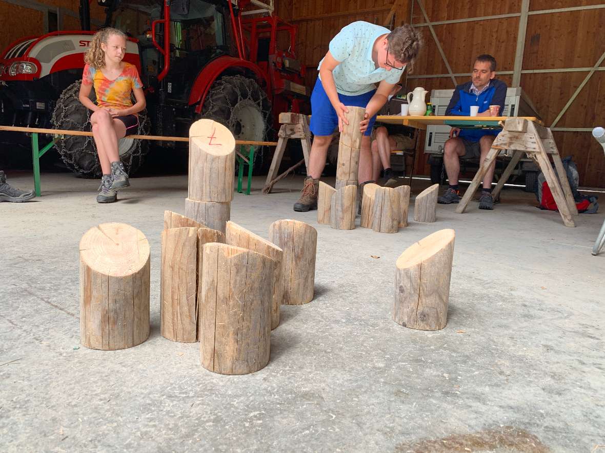 Schüler stapelt Hulzturm