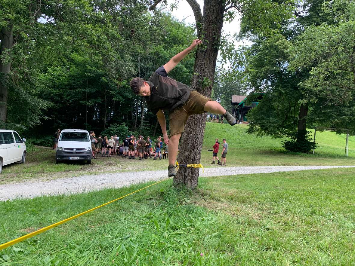 Schüler auf Slackline