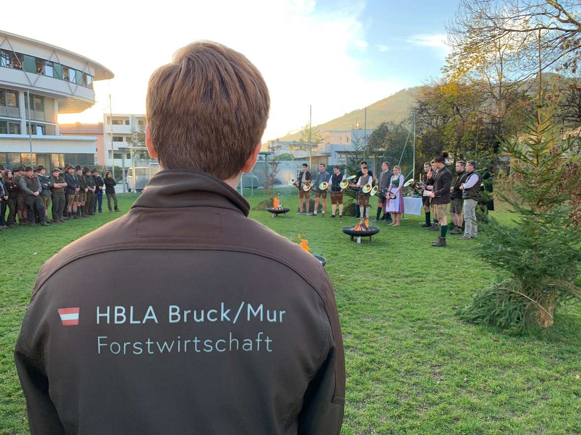 Forstschuljacke links, Blick auf Outdoor-Altar