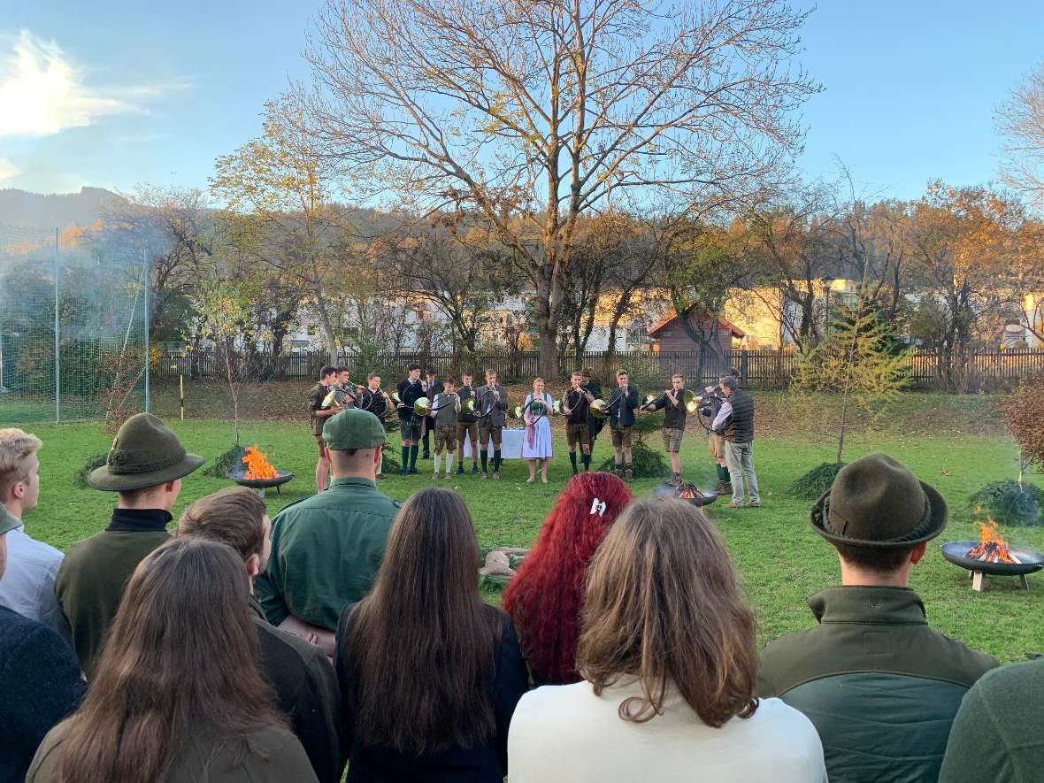 Über die Schultern auf die Jagdhornbläsergruppe geblickt