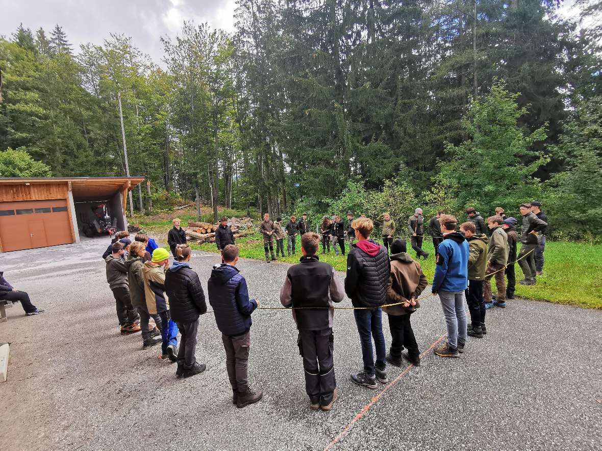 Gruppe steht im Kreis