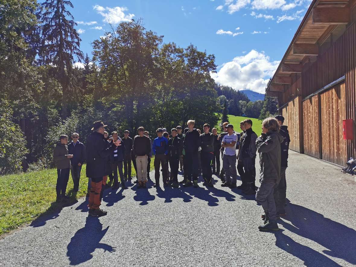 Gruppe im Freien neben Fuhrparkgebäude