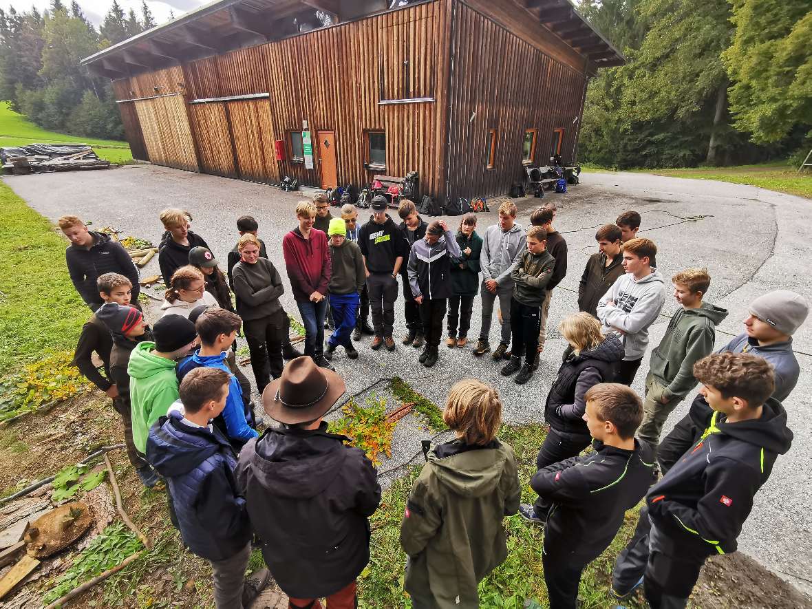 Klasse im Kreis aufgestellt, von oben fotografiert