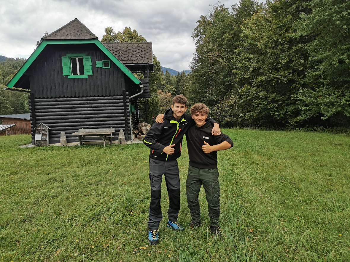 Zwei Schüler einträchtig vor der Waldschule