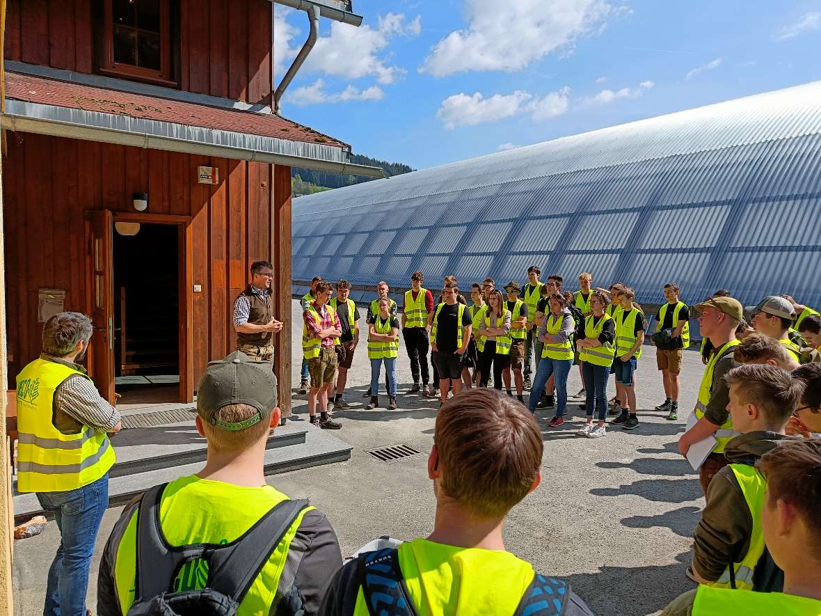 Begrüßung der Klasse im Freien