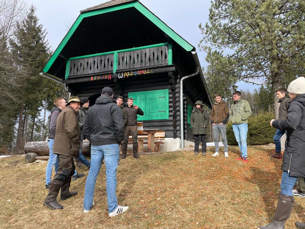 Diskussion vor der Waldschule