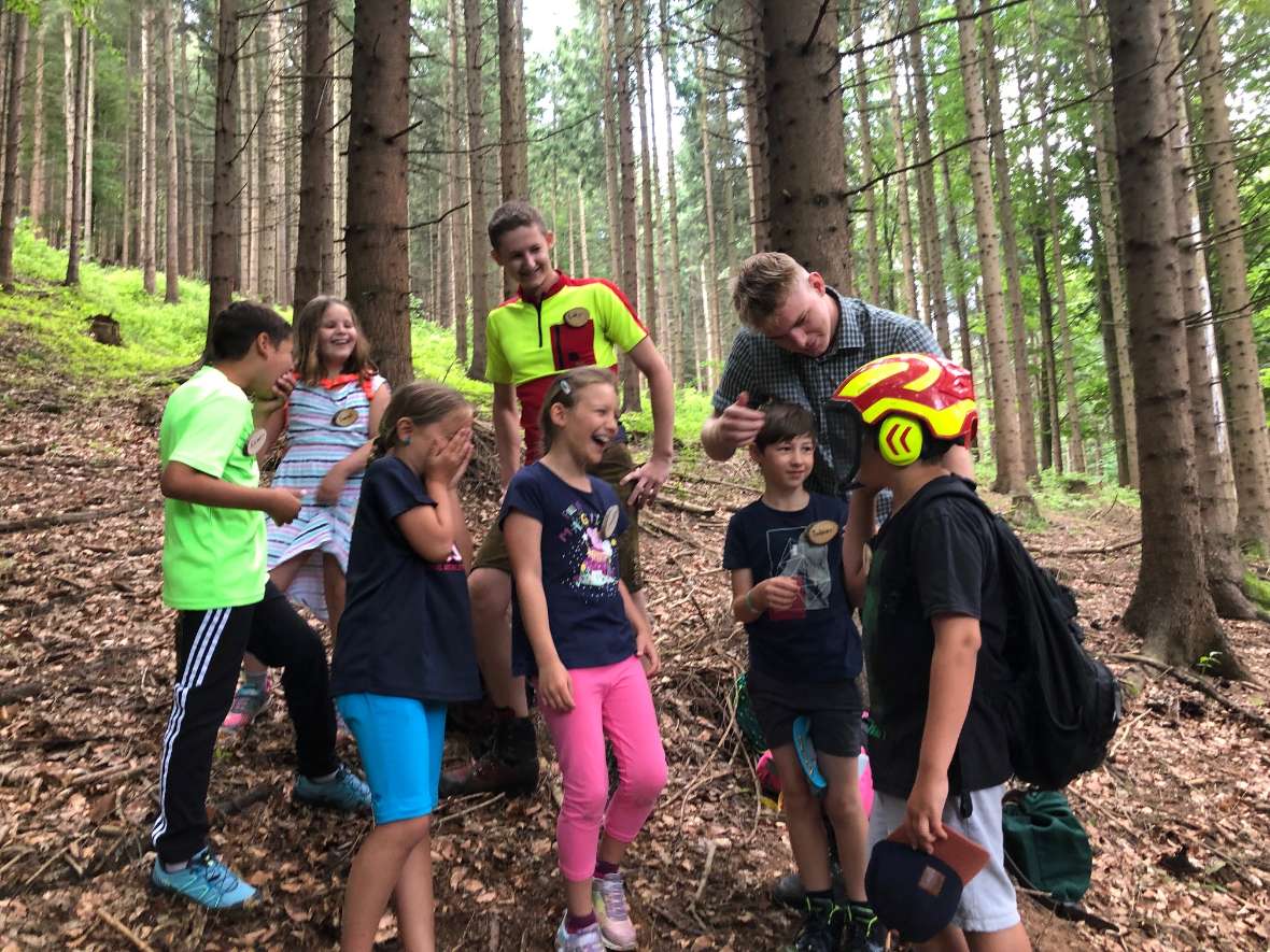 Kinder probieren Schutzhelm auf