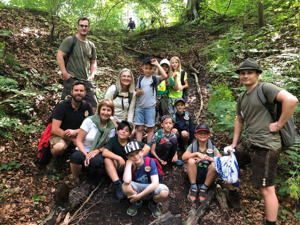 Alle Kleinen ung Großen im Gruppenbild im Wald