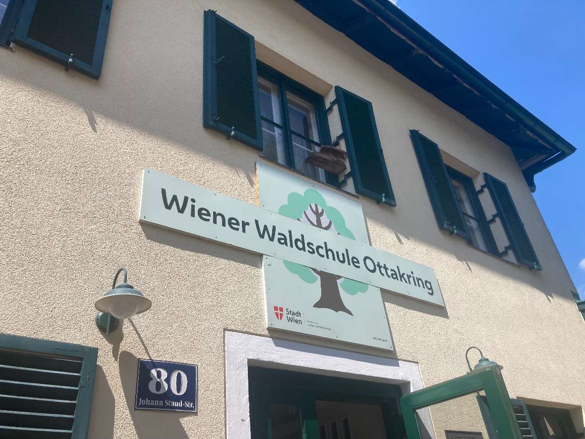 Schuleingang Frontseite mit Logo der Wiener Waldschule Ottakring