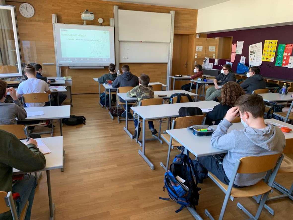 Ein Klassenzimmer mit Schülerinnen und Schülern