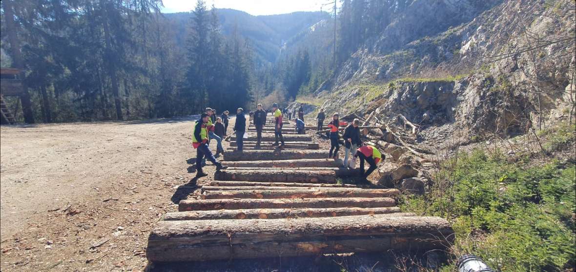 Bloche am Boden mit Schülern