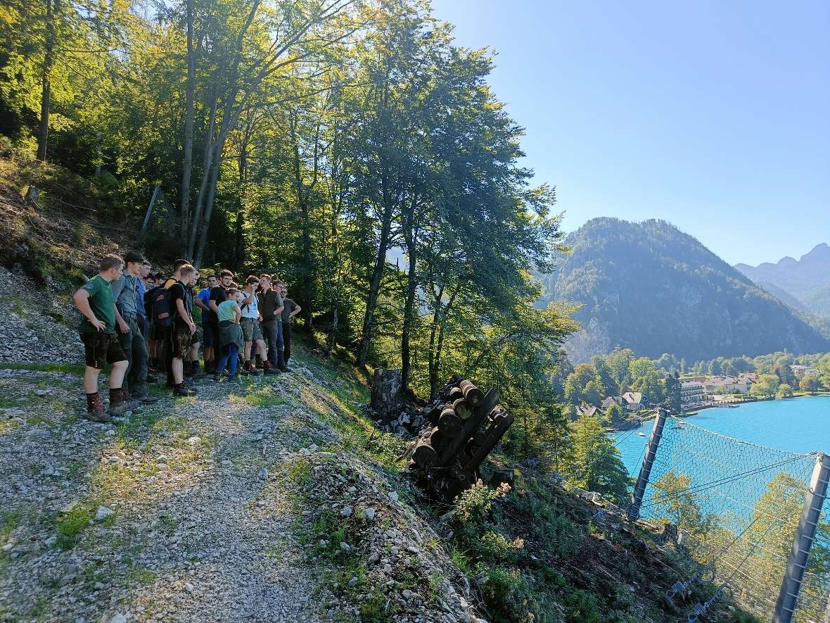 Blick auf verschiedene Steinschlagschutz-Verbauungen