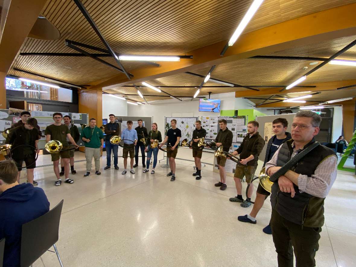 Die Jagdhornbläser in der Aula