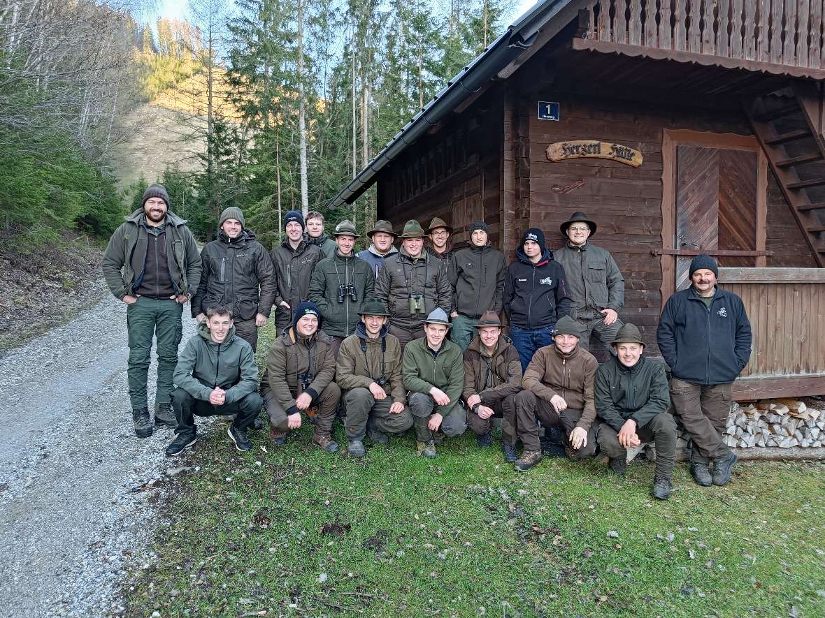 Gruppenbild der Beobachter vor Jagdhütte