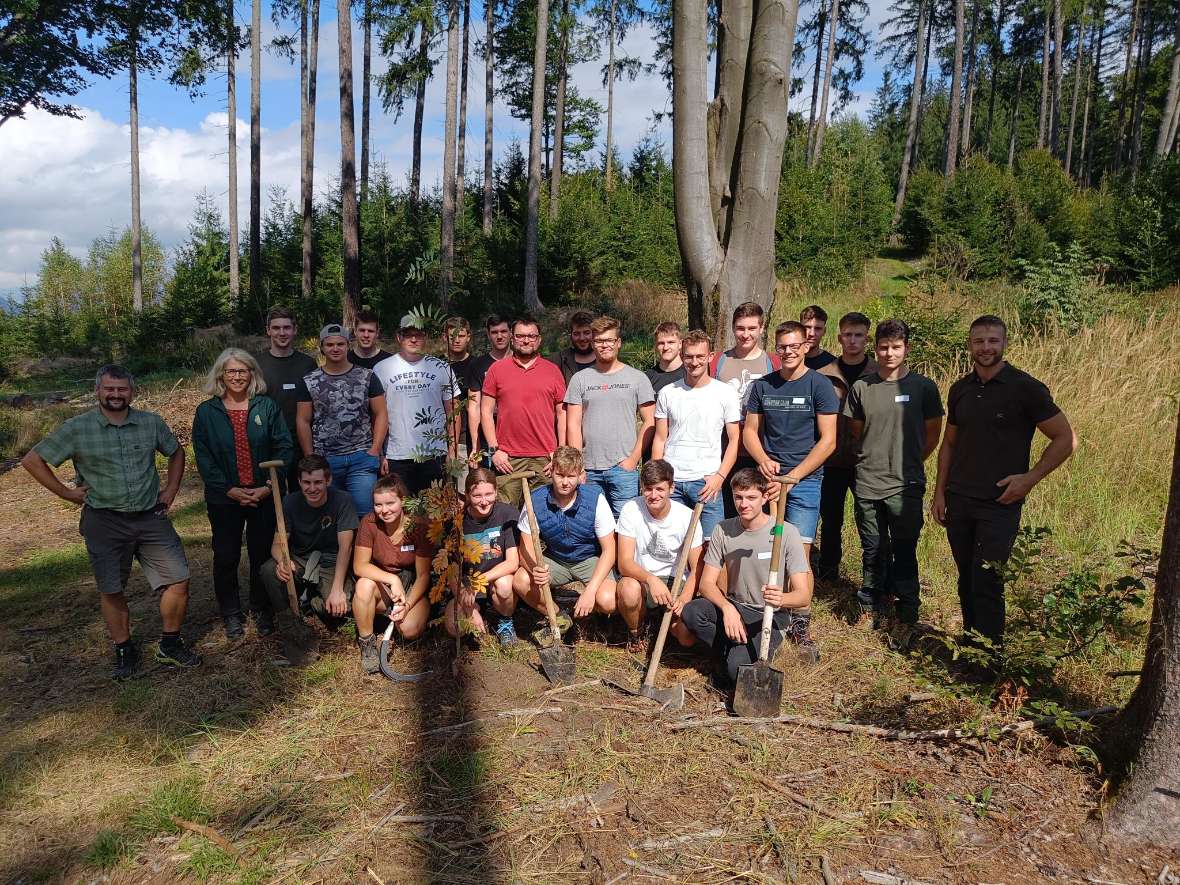 Gruppenbild in der Hocke im Lehrforst
