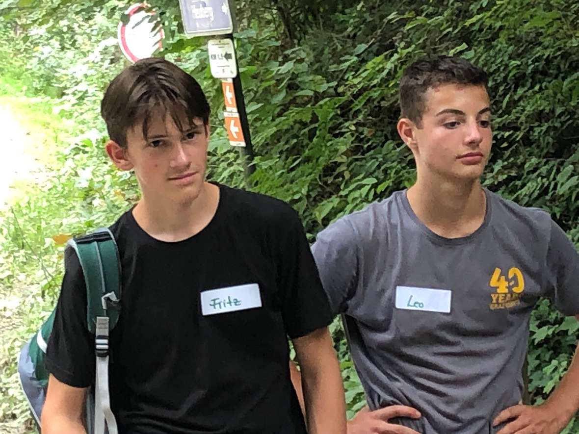 Zwei Schüler auf einer Forststraße