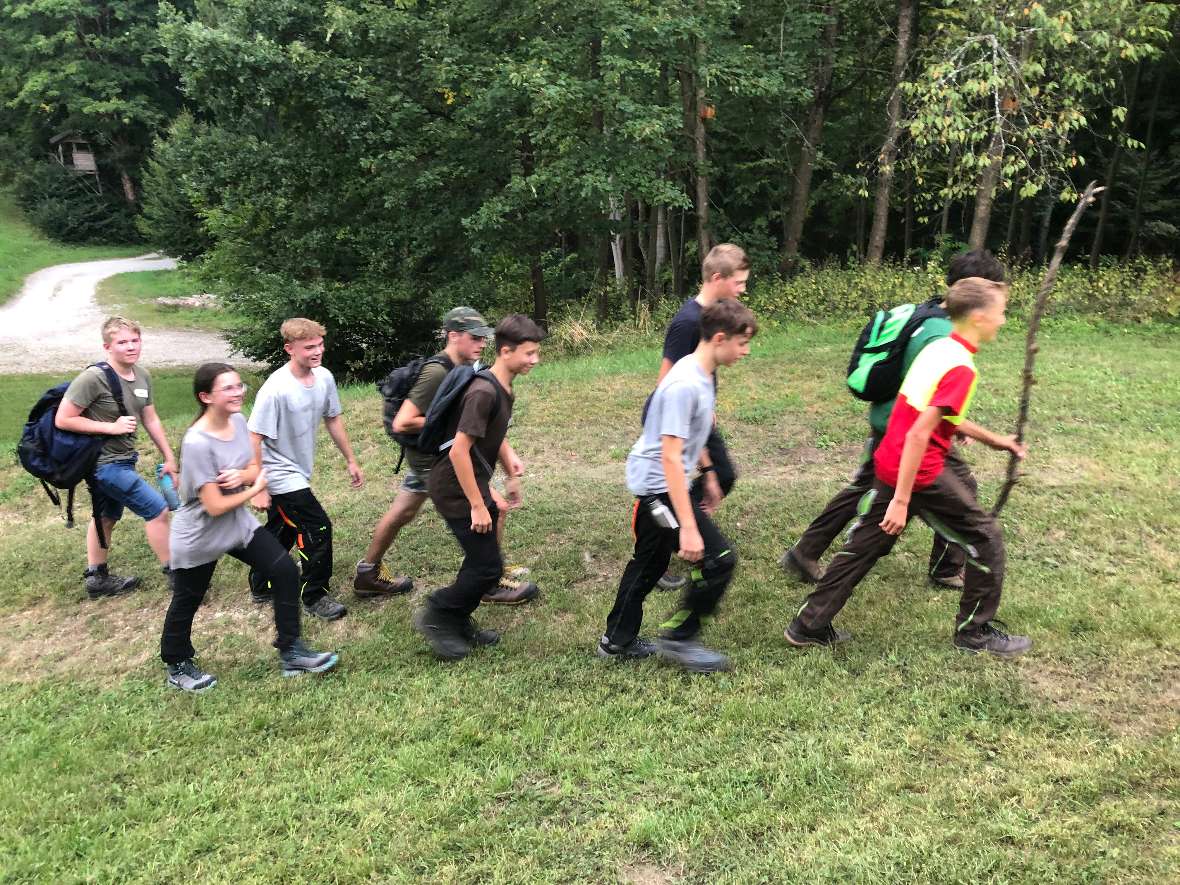 Gruppe wandert über eine Hang