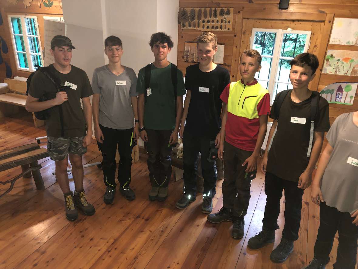 Schülergruppe steht in der Waldschule