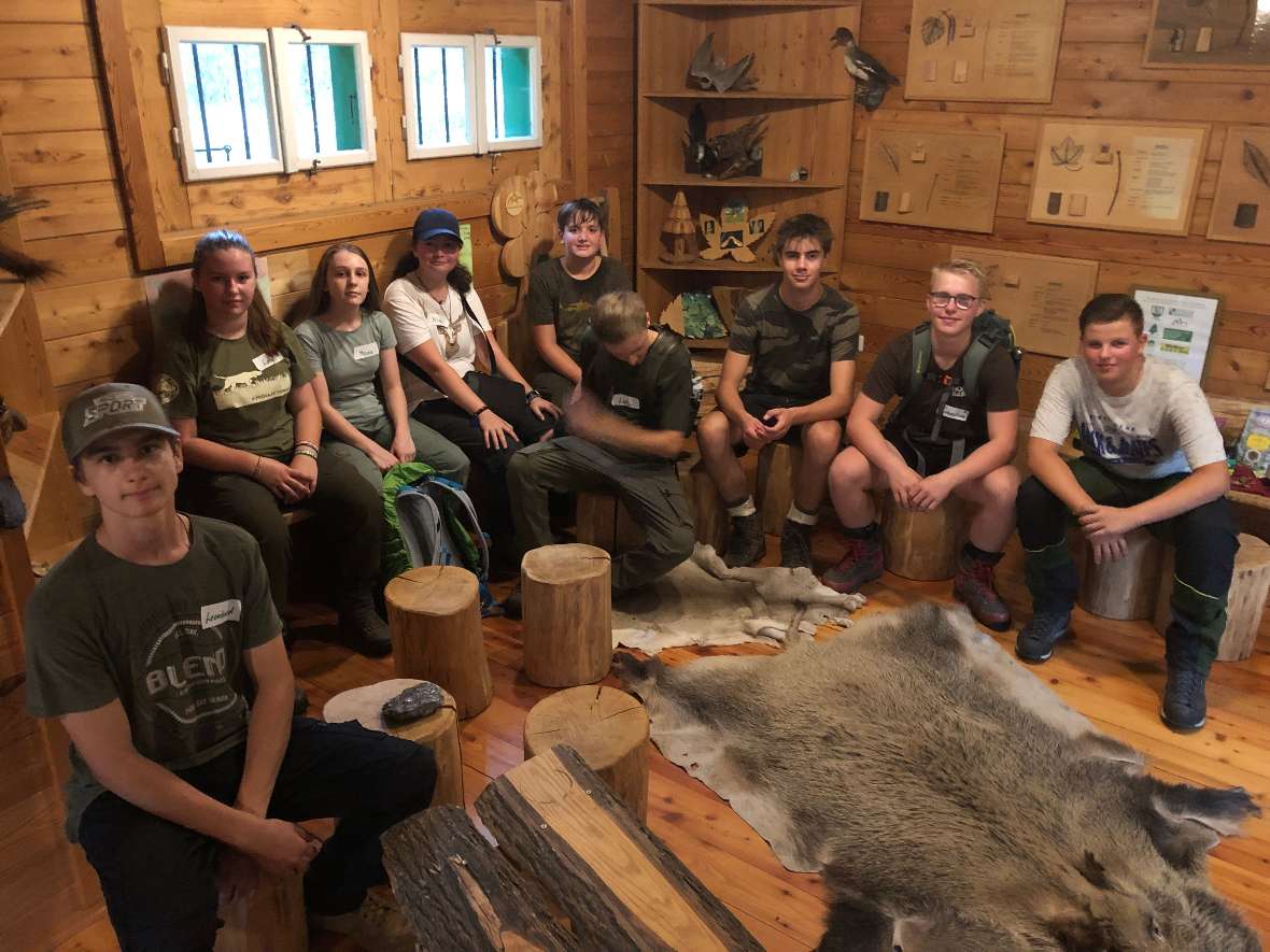 Erstklassler sitzen in der Waldschule