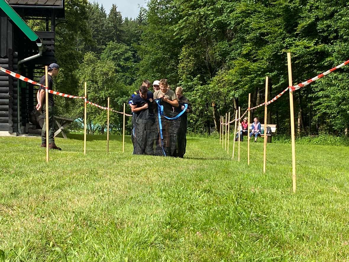 Sackhüpfen extrem mit bis zu sechs Personen