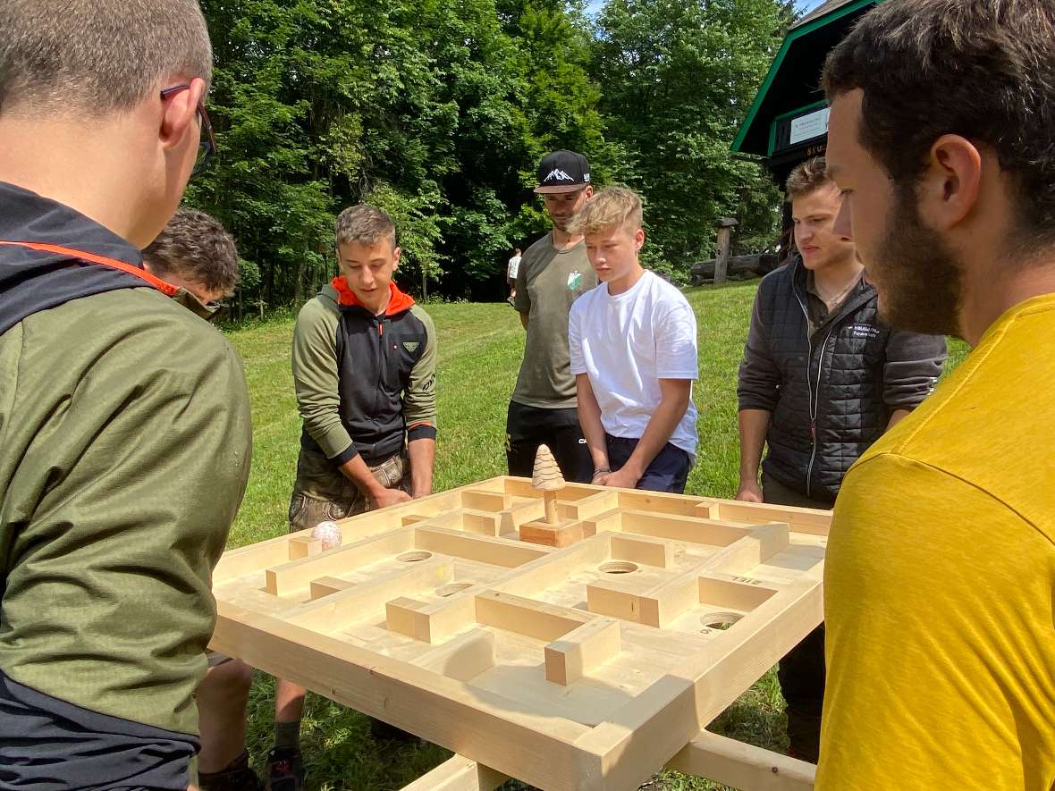 Eine Gruppe beim Kugellabyrinth