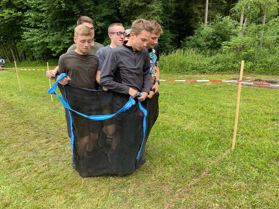 Gruppe mit Sackhüpfern