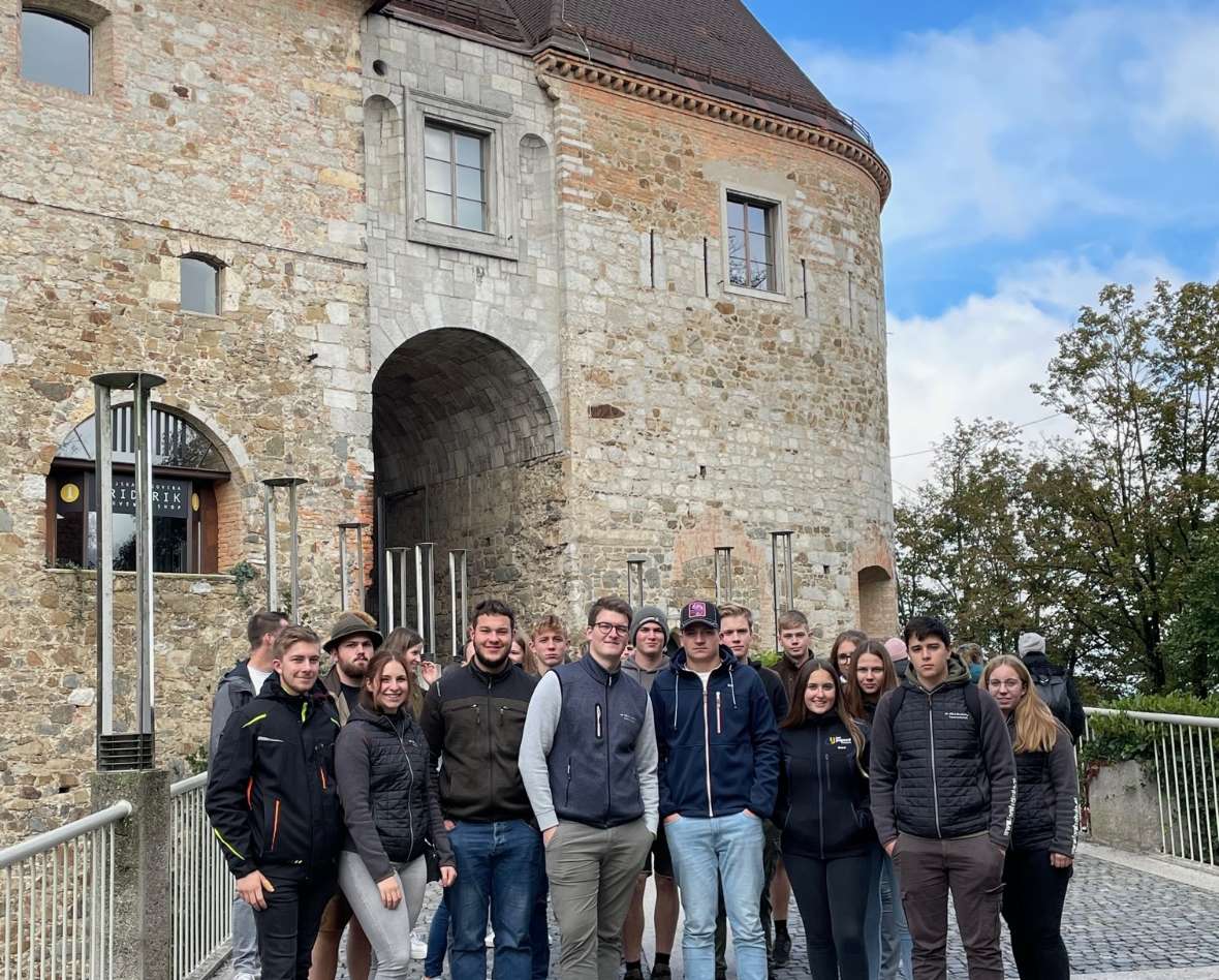 Gruppe vor einer Schlossanlage