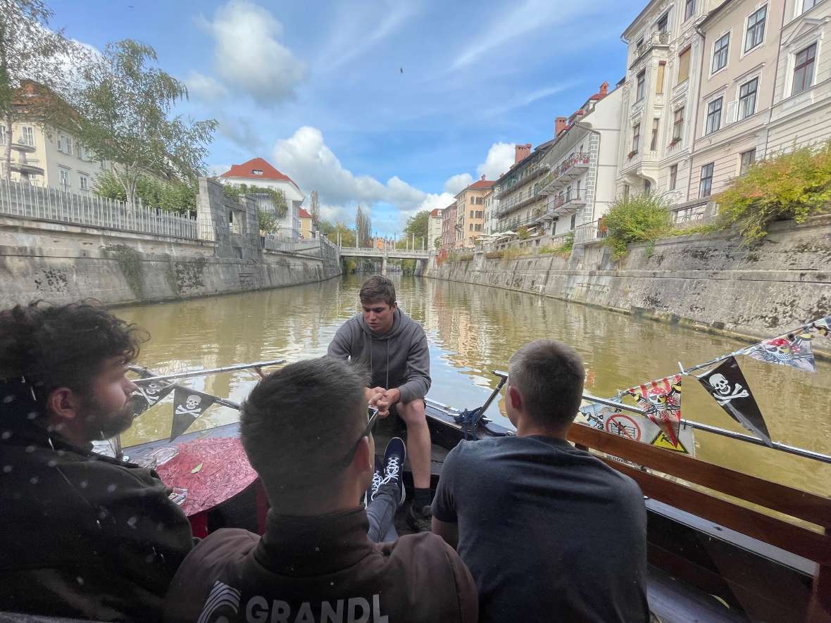 Flussfahrt in der Stadt