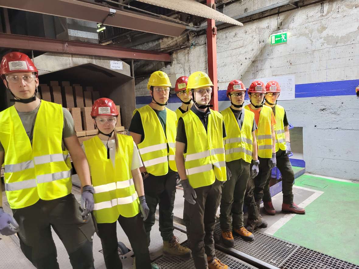 Schülerinnen und Schüler in Warnweste mit Helm
