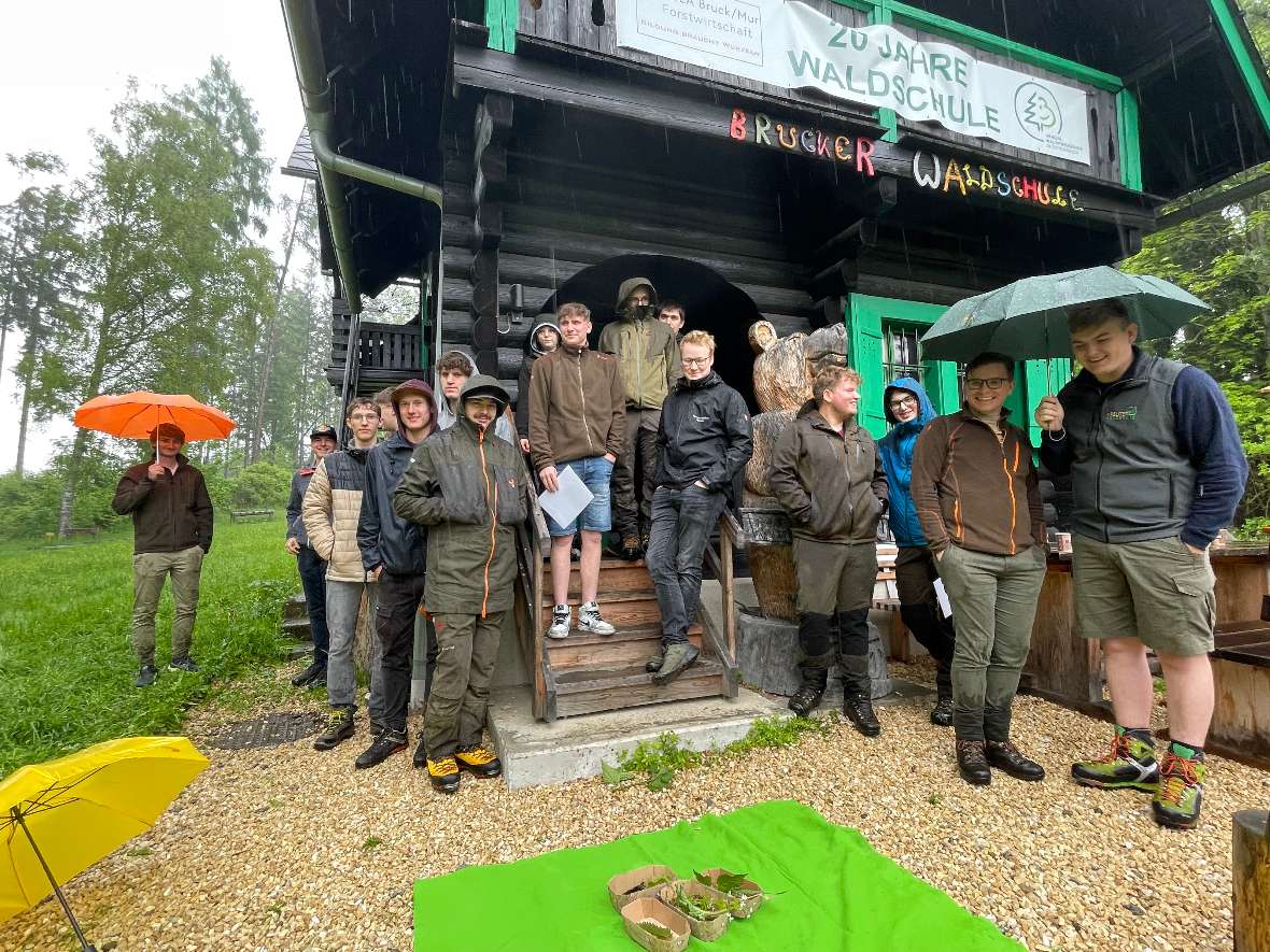 Vor der Waldschule bei Regen