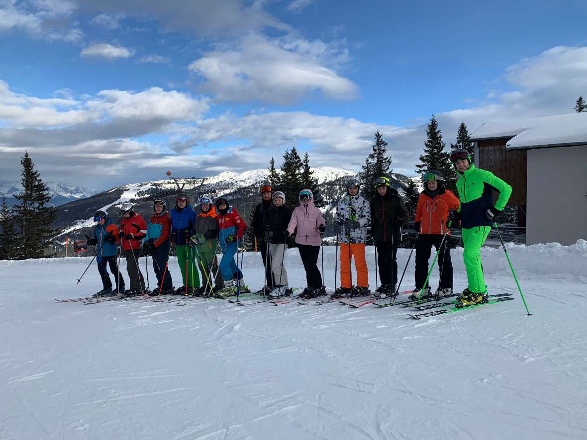 Gruppe auf Piste vor der Abfahrt