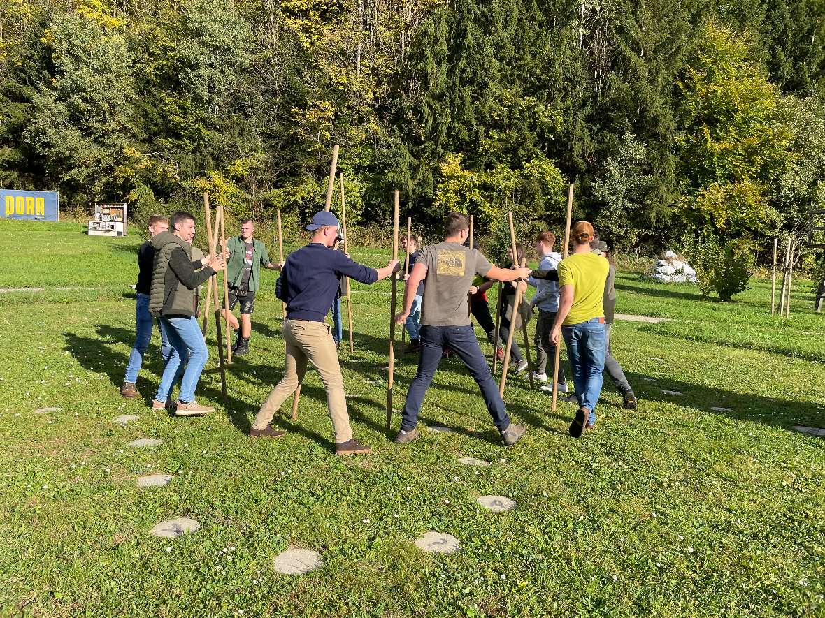 Von Stab zu Stab laufen die Schüler im Kreis