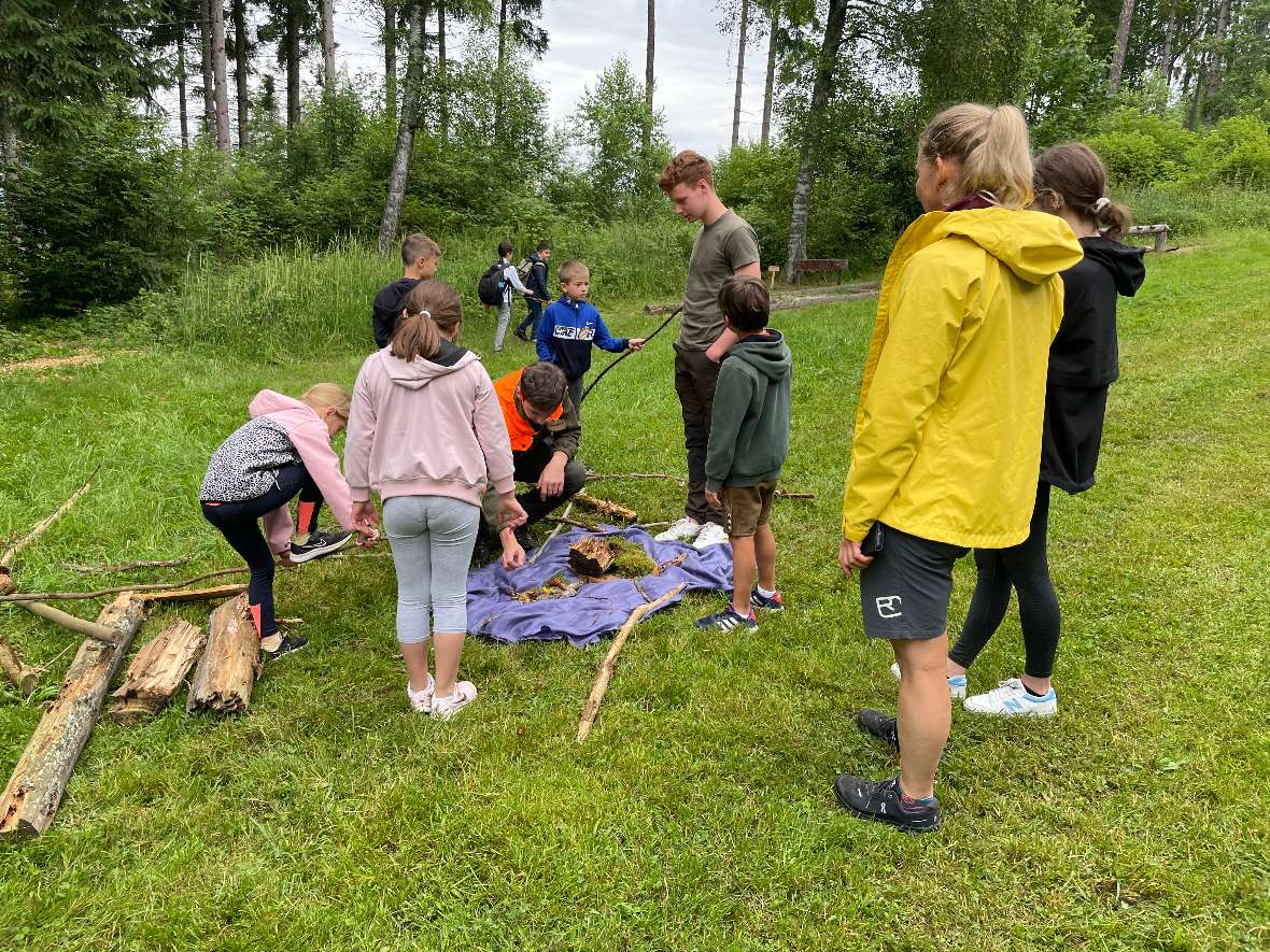 Wir bringen den Kleinen den Wald bei