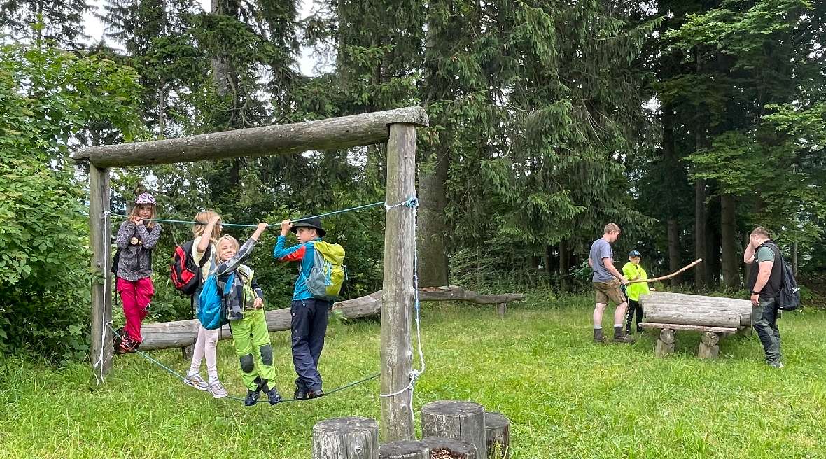 Spiel auf der Wiese bei Waldschule