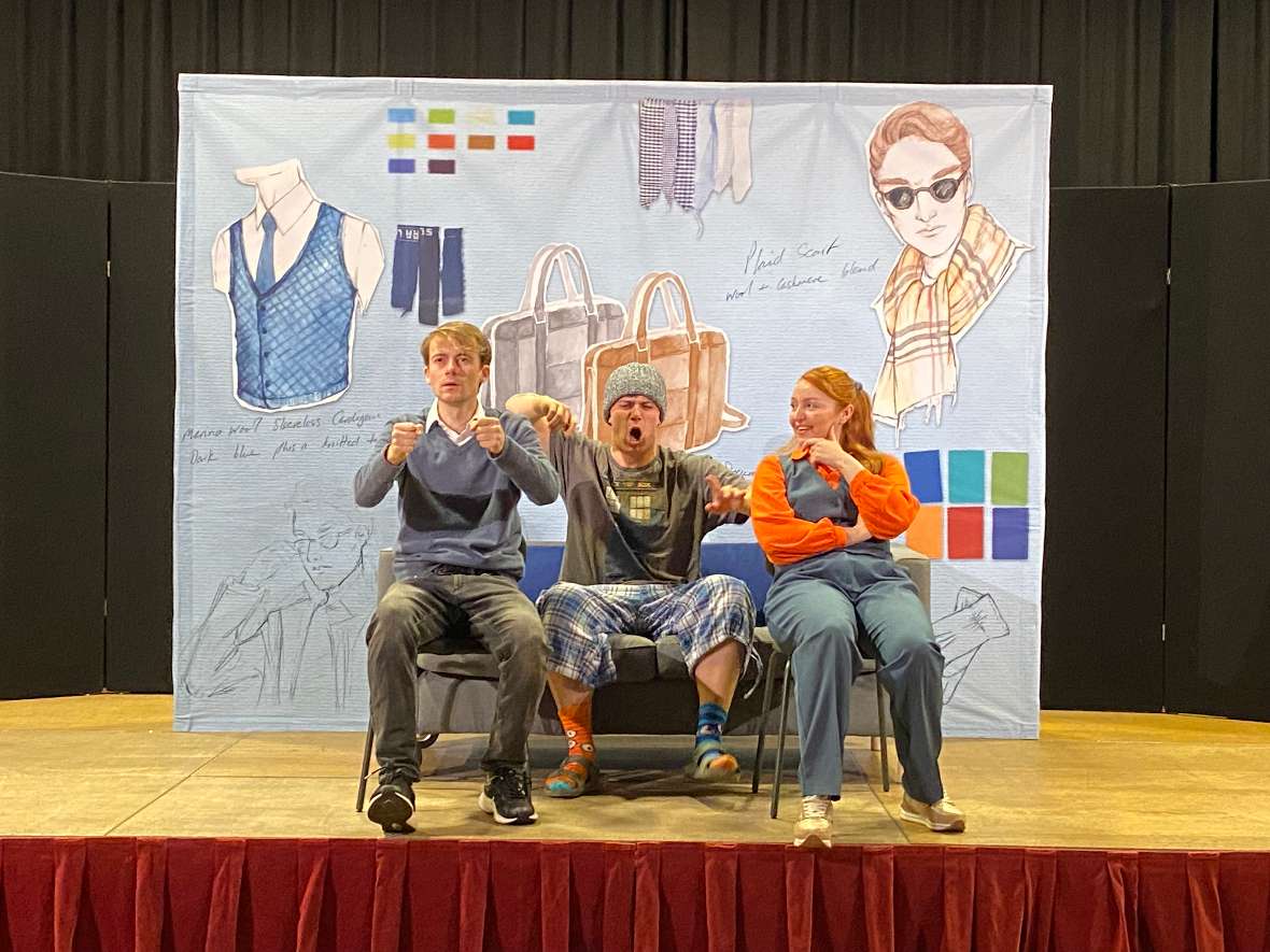 Drei Schauspieler auf einer Couch