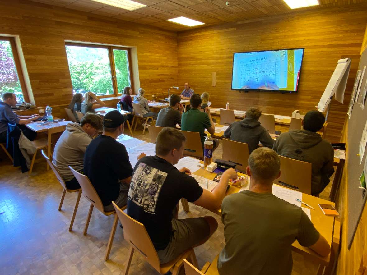 Lehrsaal mit Schülerinnen und Schülern