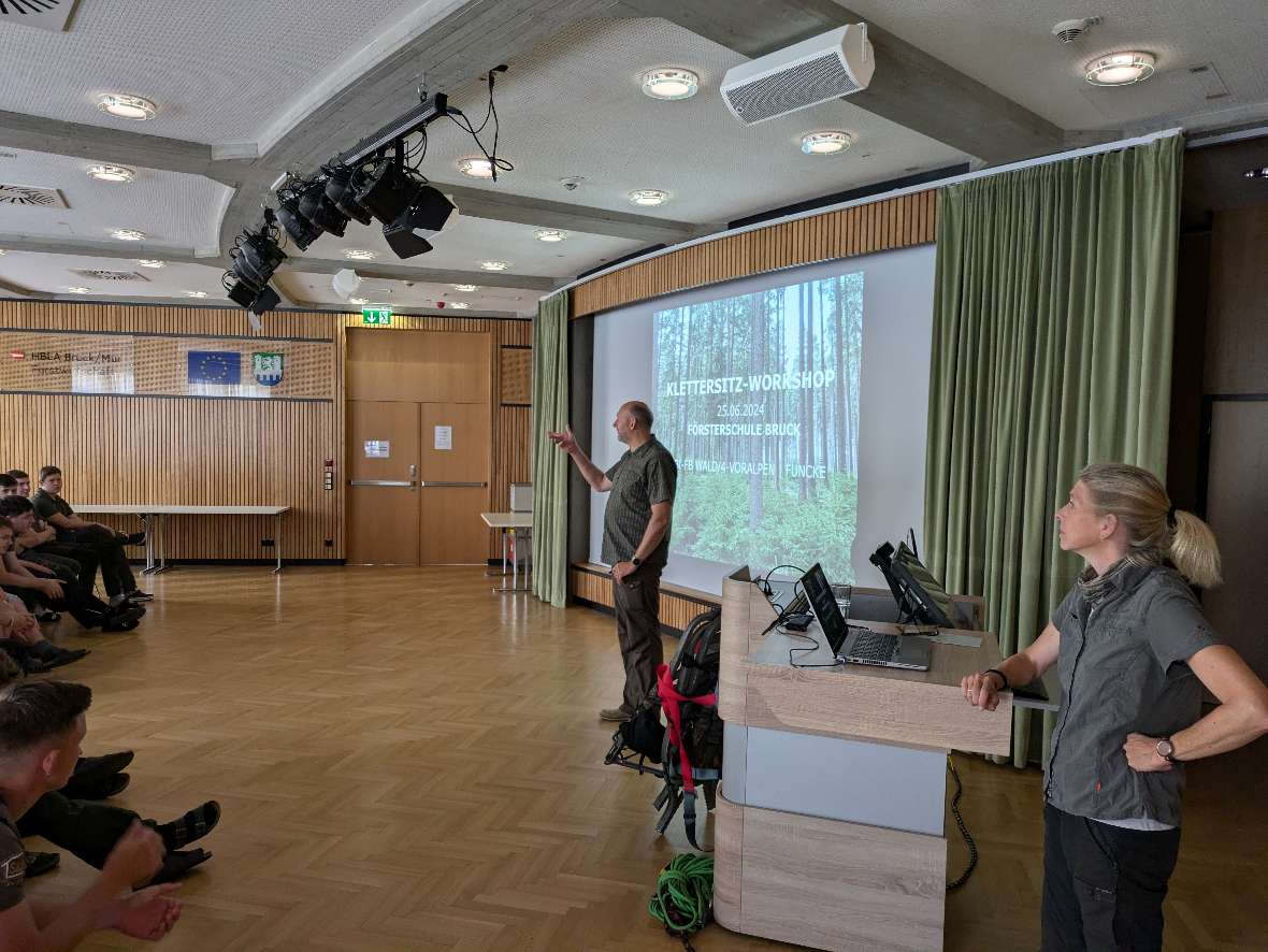 Theoretische Vorbereitung im Festsaal mit Referenten
